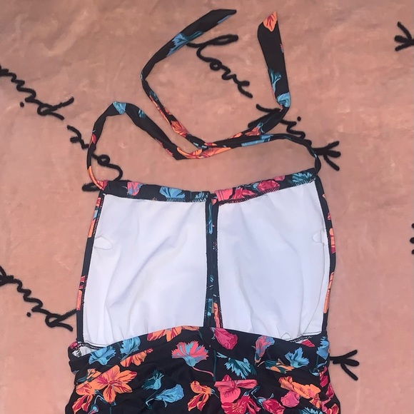 Cocoship, XL, black with flowers that are peach/red with blue/green leaves - Picture 4 of 4